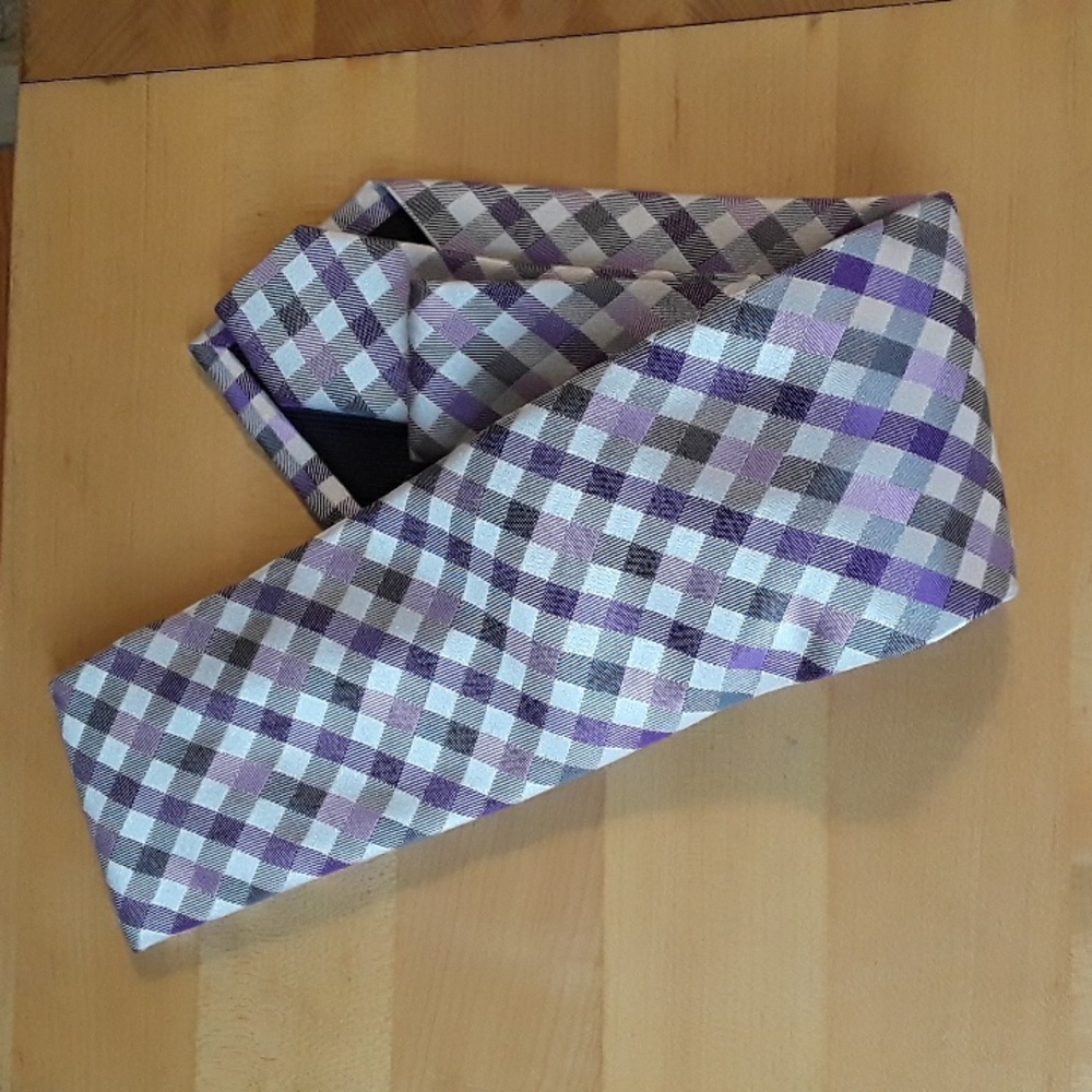 NWOT Geoffrey Beene Mens Designer Tie 100% Silk Purple and Grays.